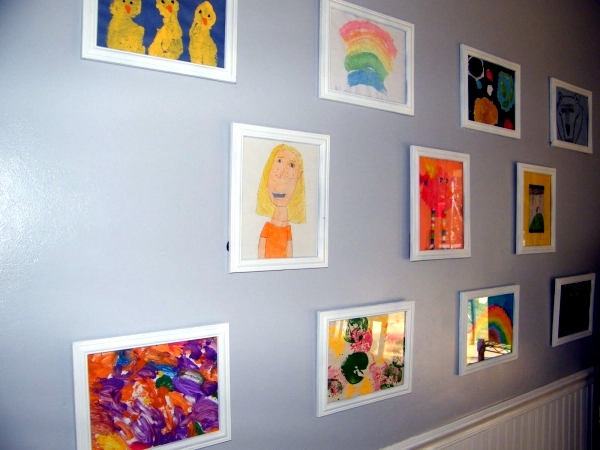 Put homes with children paintings decorate children's art scene