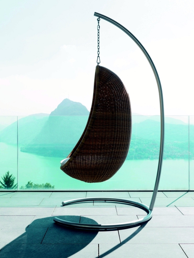 Rattan hanging chair for more comfort and relaxation in the garden