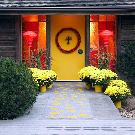 Set inviting accents - Autumn decoration front of the house