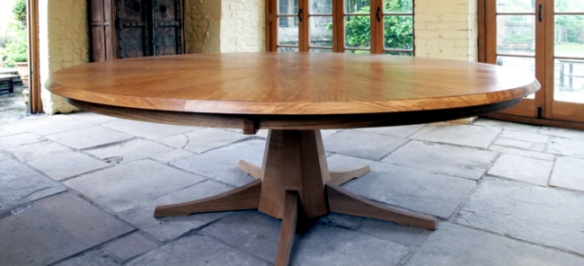 The extendable dining table with architectural look of Matthew Burt