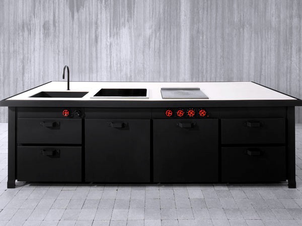 The fascinating black stainless steel cooking island of Mina Minacciolo