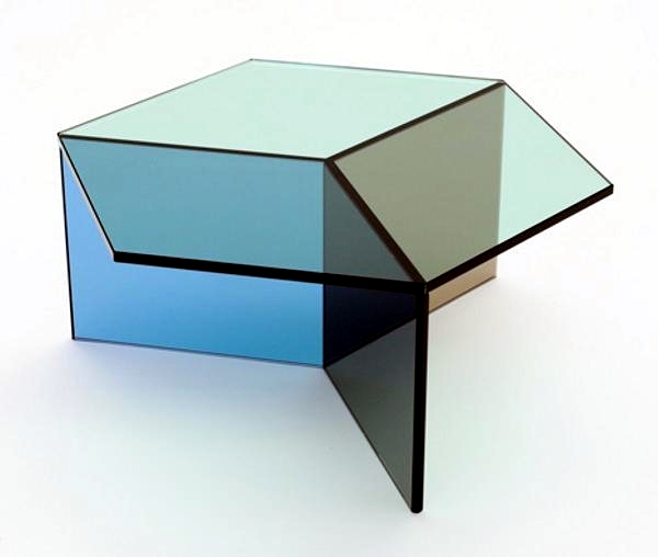 The glass side table Isom - charming design by Sebastian Scherer