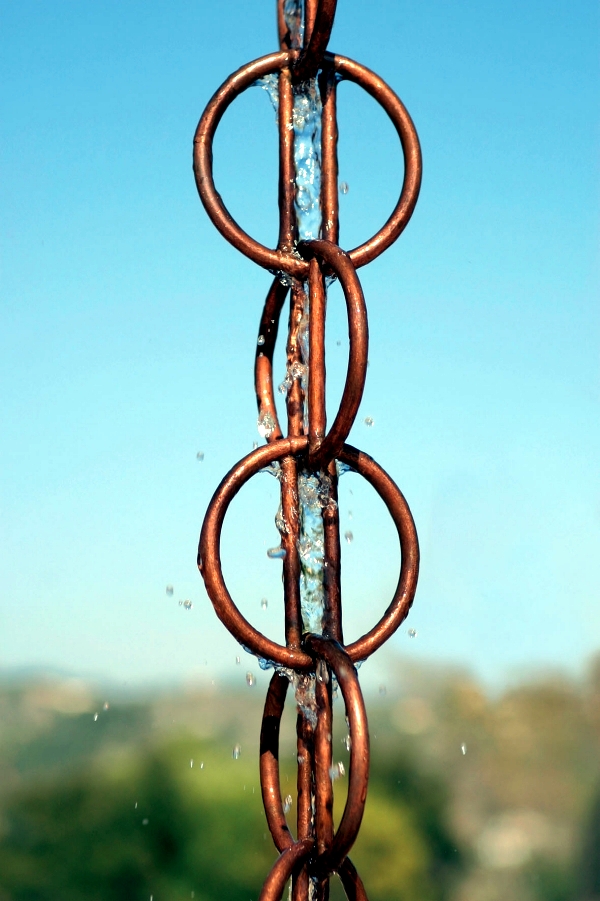 The rain chain downspout instead serves as a creative decoration in the