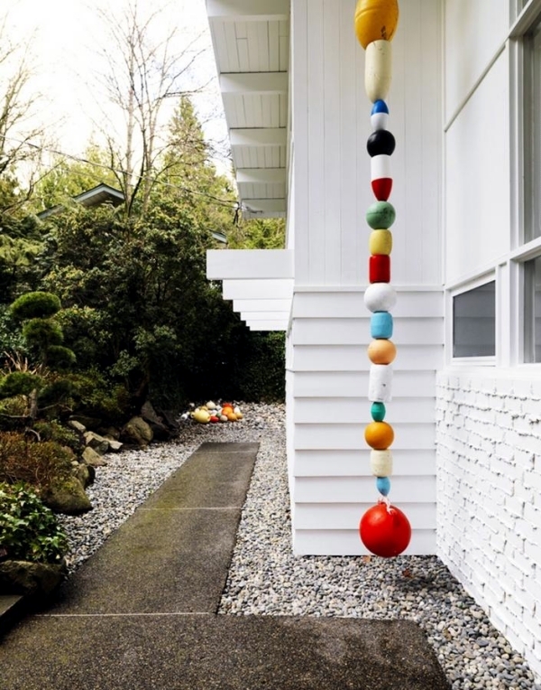 The rain chain downspout instead serves as a creative decoration in the garden