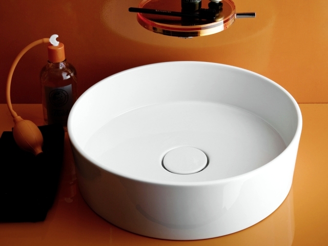 The revolutionary sapphire ceramic washbasin from Laufen