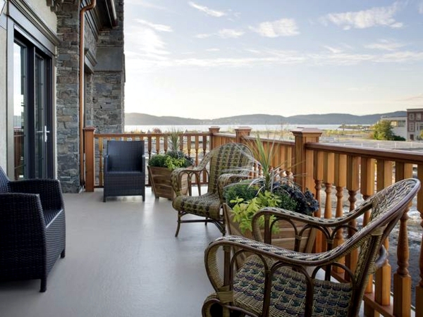 Tips for living balcony design - visual protection and decoration for patio