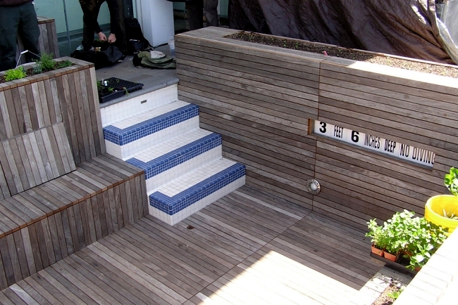 Transformation of a pool in an herb garden on the roof terrace