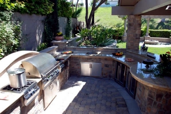Trendy Outdoor kitchen set up in the garden-ideas for outdoor use