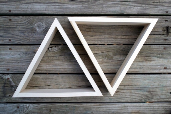 Triangle shelf build itself - practical wall decoration that offers storage space