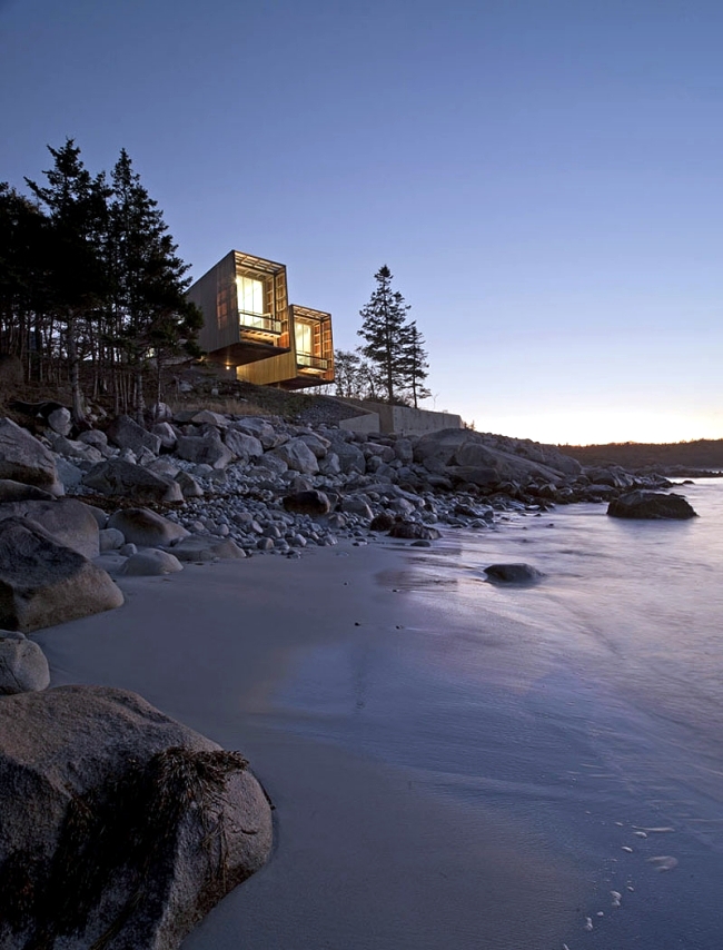Two Hulls House - monolithic Architect's house on the coast of Canada