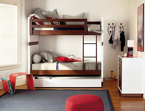 Up children for two children with compact bunk beds
