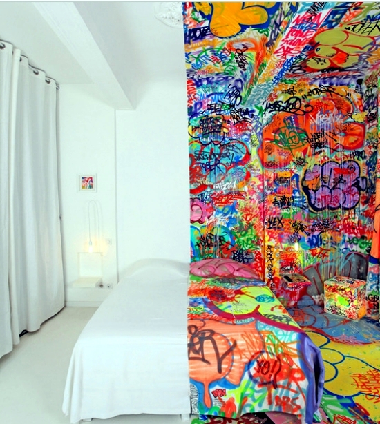 Use graffiti as a wall decoration - invite street art at home