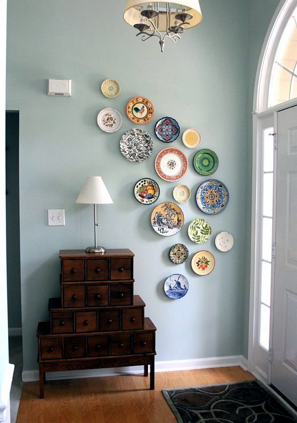 Wall decoration with plates - Colorful ideas and a touch of vintage