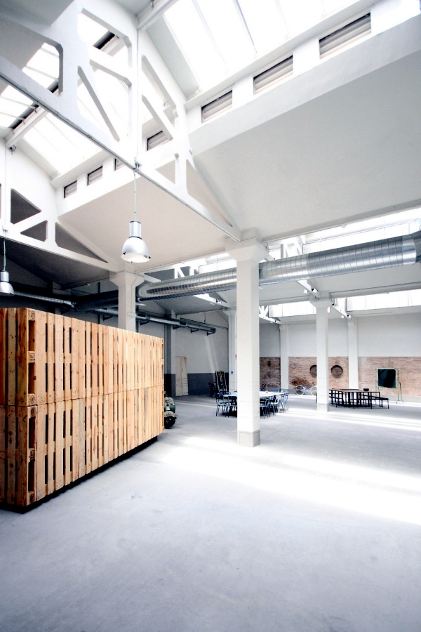 Wood euro pallets in a renovated exhibition hall of Two.bo